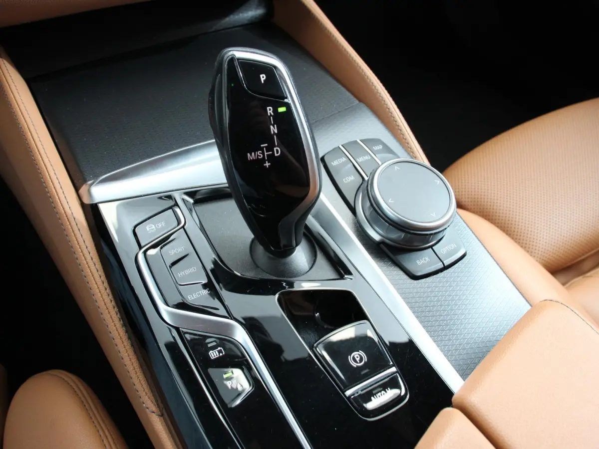 530e M-Sport High Executive Cimate control Cruise control Navigatie Apple Carplay/ Android Auto Parkeersensoren Camera Lichtmetalen velgen Led