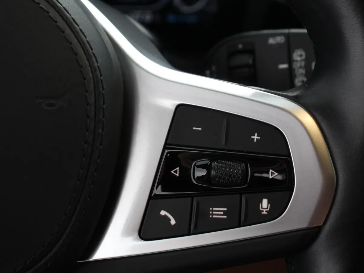 530e M-Sport High Executive Cimate control Cruise control Navigatie Apple Carplay/ Android Auto Parkeersensoren Camera Lichtmetalen velgen Led