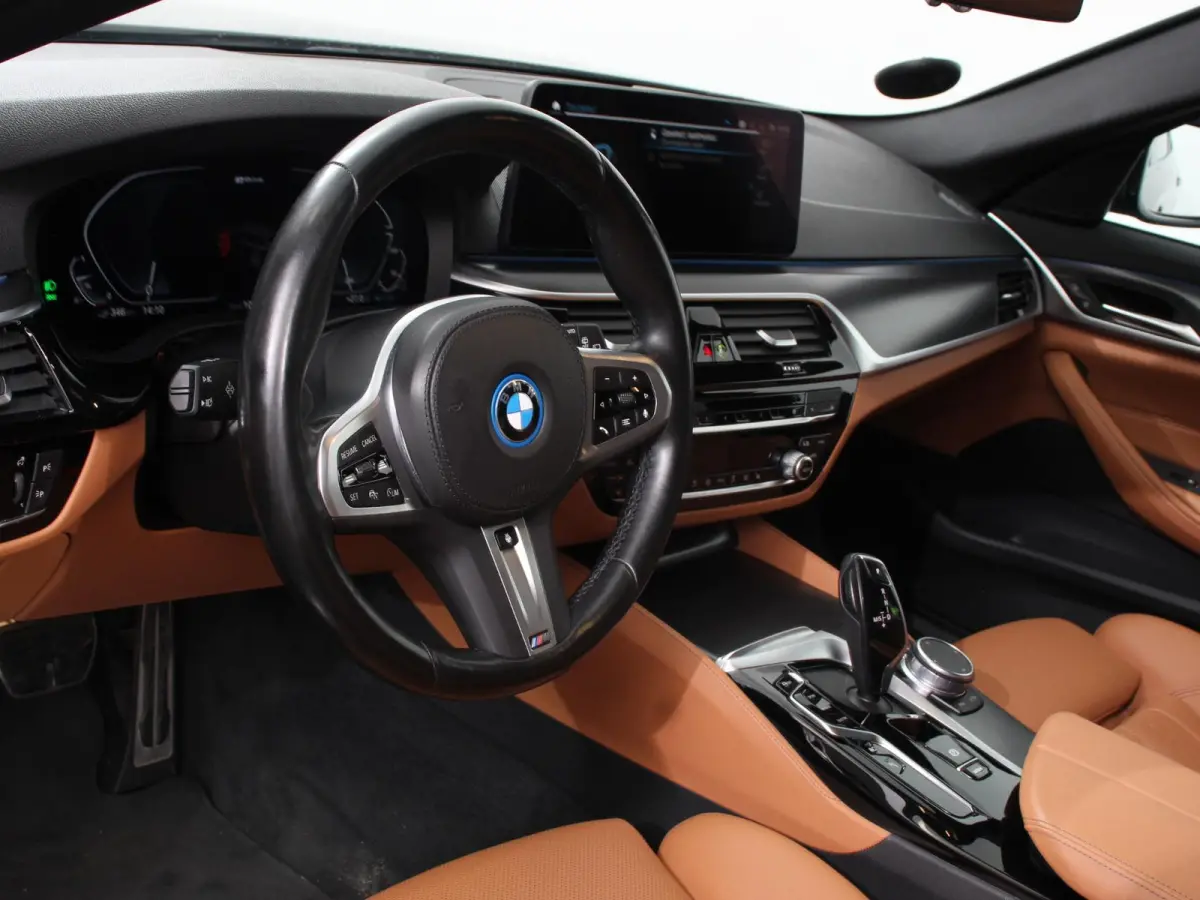 530e M-Sport High Executive Cimate control Cruise control Navigatie Apple Carplay/ Android Auto Parkeersensoren Camera Lichtmetalen velgen Led