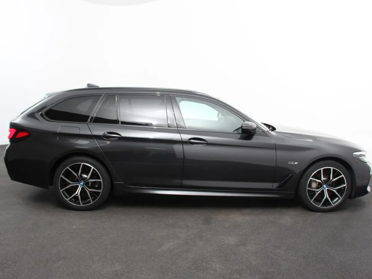 530e M-Sport High Executive Cimate control Cruise control Navigatie Apple Carplay/ Android Auto Parkeersensoren Camera Lichtmetalen velgen Led