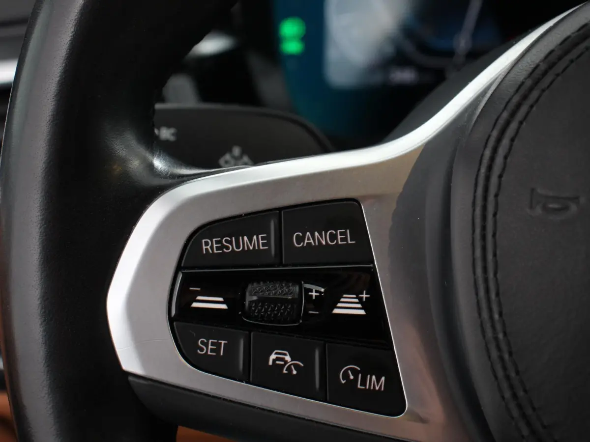530e M-Sport High Executive Cimate control Cruise control Navigatie Apple Carplay/ Android Auto Parkeersensoren Camera Lichtmetalen velgen Led