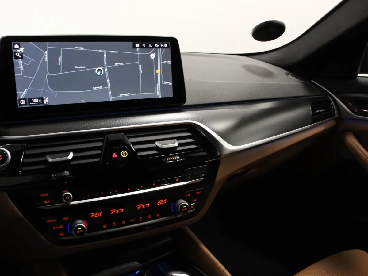 530e M-Sport High Executive Cimate control Cruise control Navigatie Apple Carplay/ Android Auto Parkeersensoren Camera Lichtmetalen velgen Led