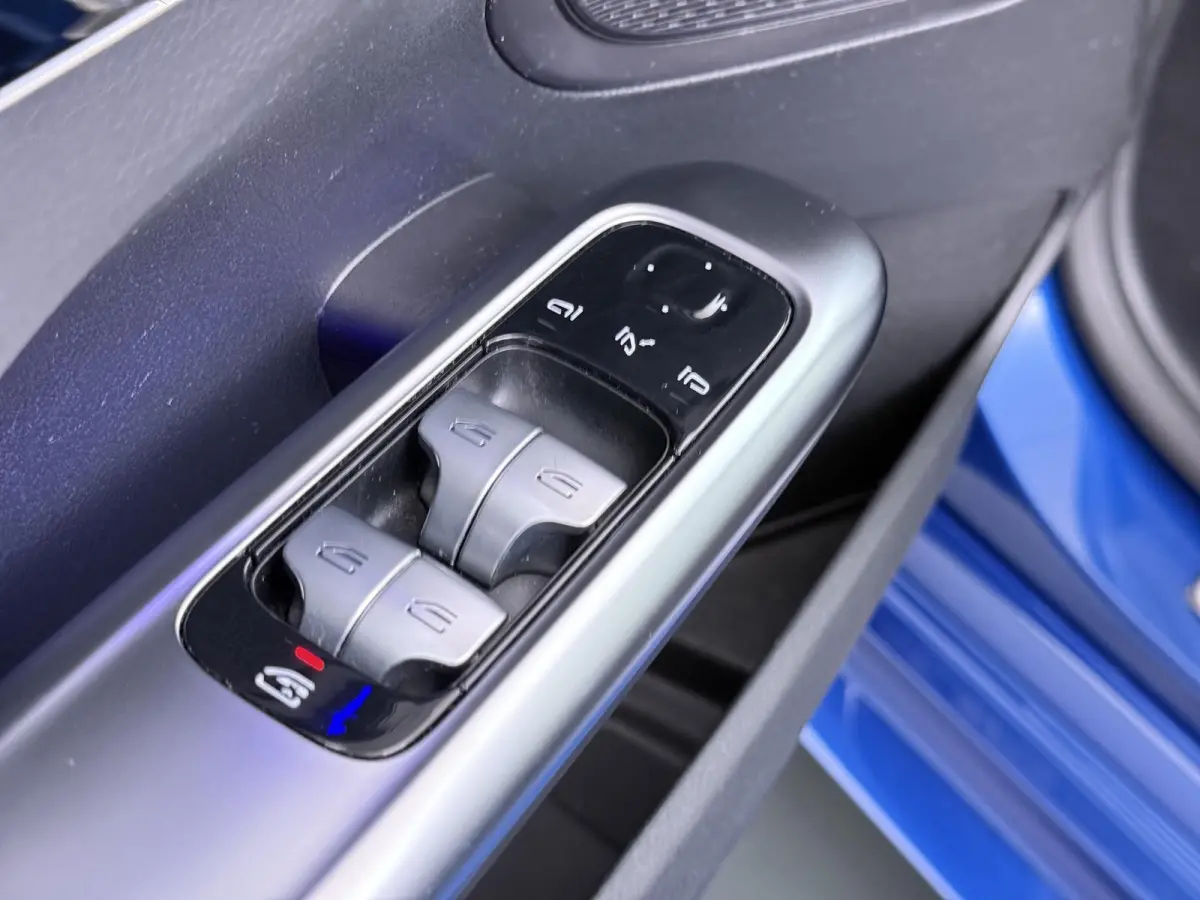 300 e AMG Line Limited VAN: 41.900,- VOOR: 37.877,- UW HERFSTVOORDEEL: 4.023,-  PHEV | PANORAMADAK | DISTRONIC (ACC) | ACHTERUITRIJCAMERA | DODEHOEKASSISTENT | AMBIENT LIGHTING | MERCEDES-DE