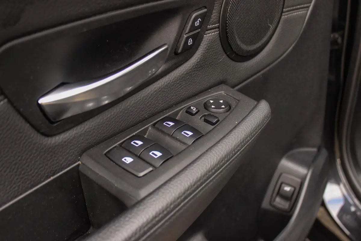 220i Centennial Executive 7p. | Luxury Line | 2e eigenaar | Camera | HiFi audio | Active guard | LED | Cruise control | Stoelverwarming | Park Assistant | Navigatie
