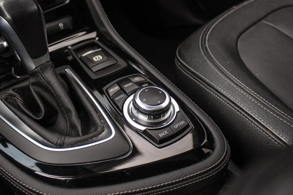 220i Centennial Executive 7p. | Luxury Line | 2e eigenaar | Camera | HiFi audio | Active guard | LED | Cruise control | Stoelverwarming | Park Assistant | Navigatie