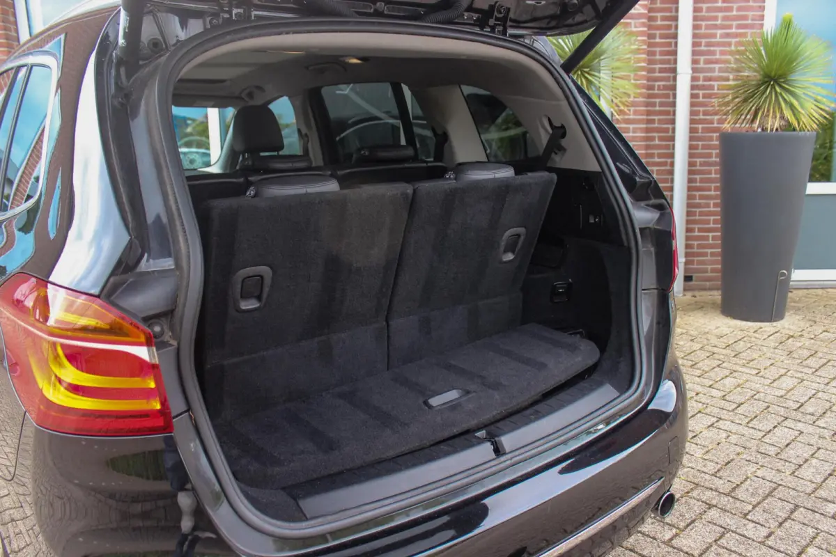 220i Centennial Executive 7p. | Luxury Line | 2e eigenaar | Camera | HiFi audio | Active guard | LED | Cruise control | Stoelverwarming | Park Assistant | Navigatie