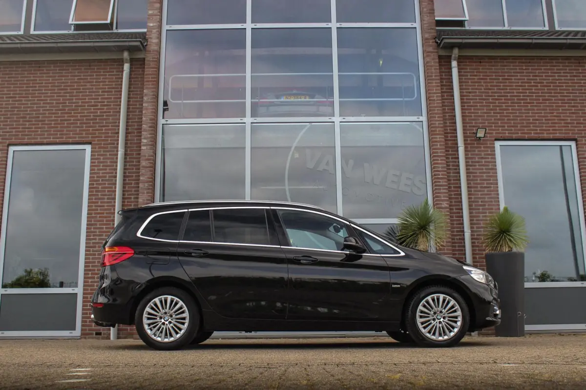 220i Centennial Executive 7p. | Luxury Line | 2e eigenaar | Camera | HiFi audio | Active guard | LED | Cruise control | Stoelverwarming | Park Assistant | Navigatie