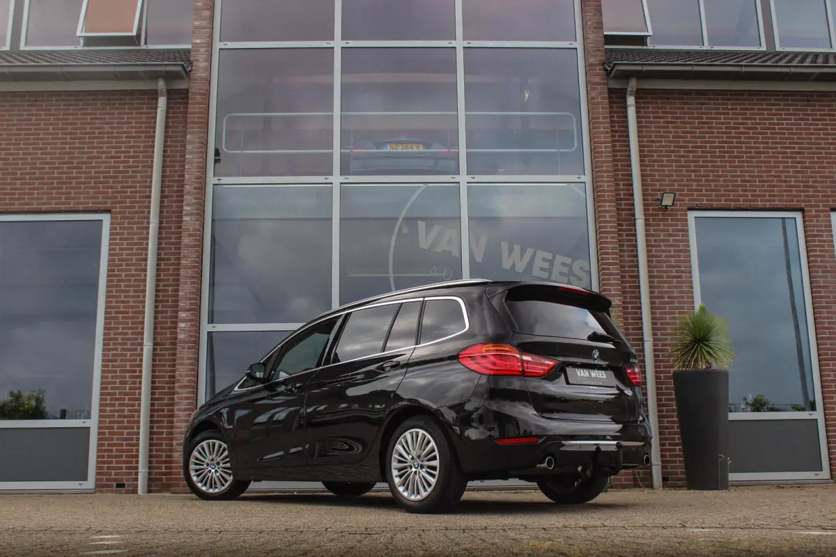 220i Centennial Executive 7p. | Luxury Line | 2e eigenaar | Camera | HiFi audio | Active guard | LED | Cruise control | Stoelverwarming | Park Assistant | Navigatie