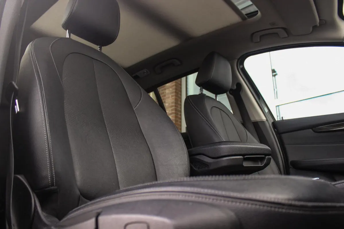 220i Centennial Executive 7p. | Luxury Line | 2e eigenaar | Camera | HiFi audio | Active guard | LED | Cruise control | Stoelverwarming | Park Assistant | Navigatie