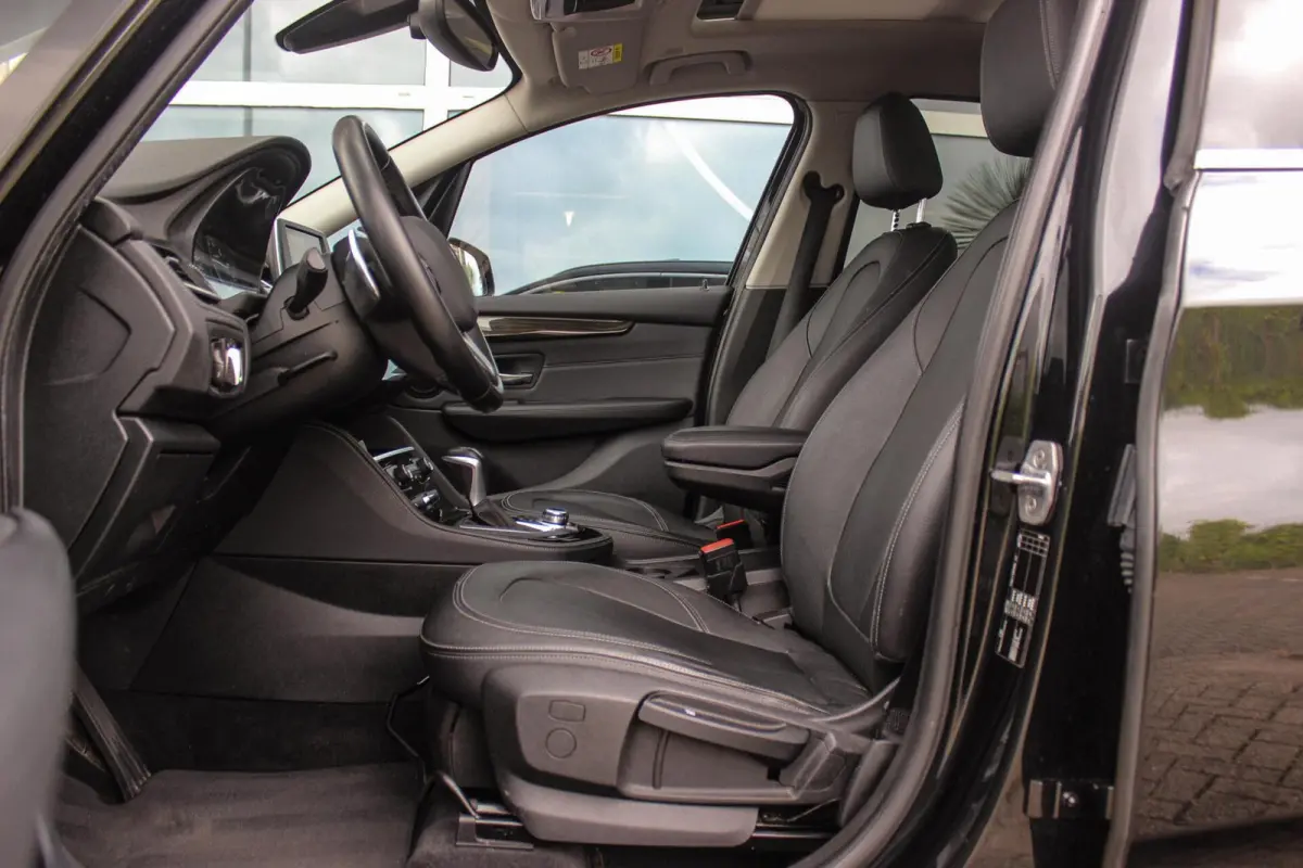 220i Centennial Executive 7p. | Luxury Line | 2e eigenaar | Camera | HiFi audio | Active guard | LED | Cruise control | Stoelverwarming | Park Assistant | Navigatie