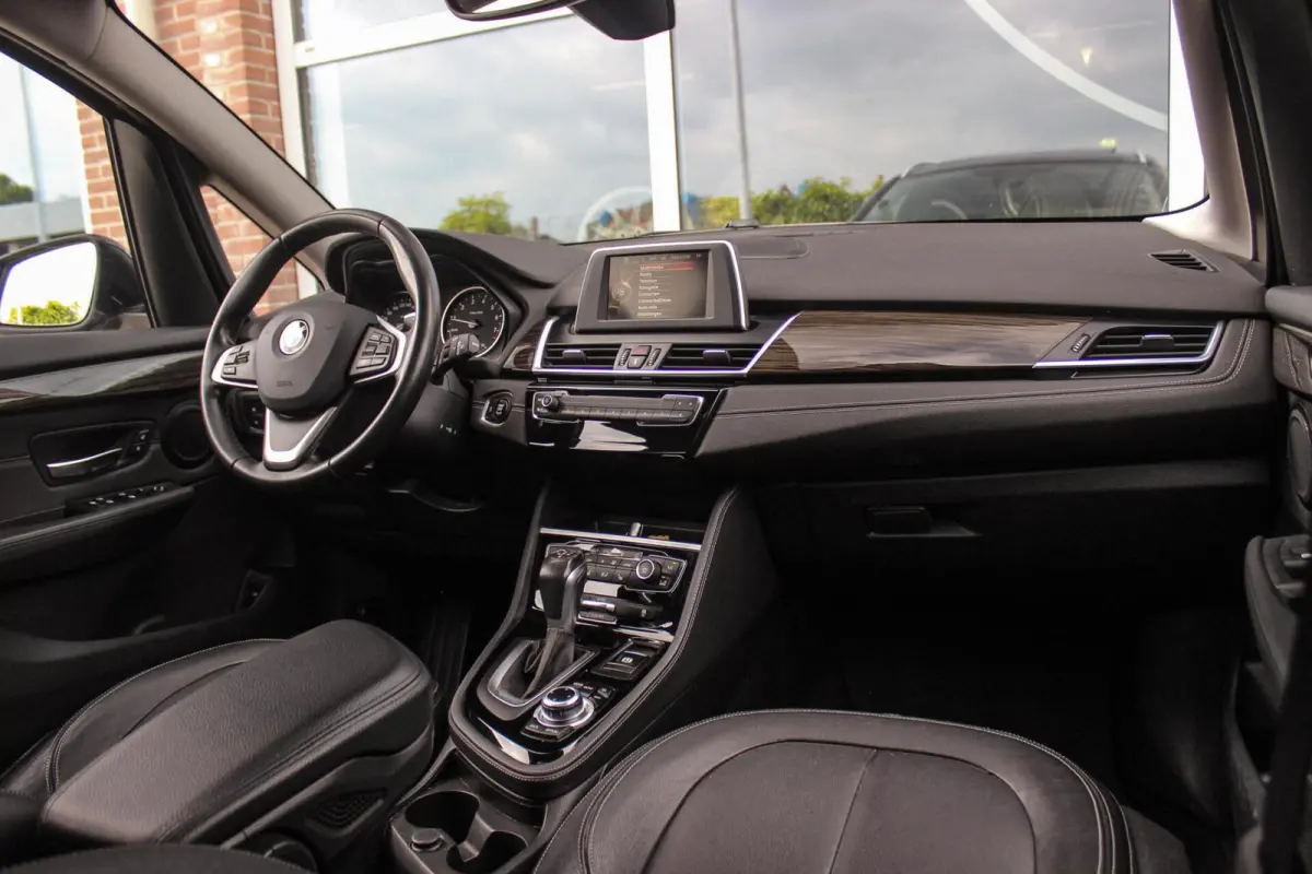220i Centennial Executive 7p. | Luxury Line | 2e eigenaar | Camera | HiFi audio | Active guard | LED | Cruise control | Stoelverwarming | Park Assistant | Navigatie