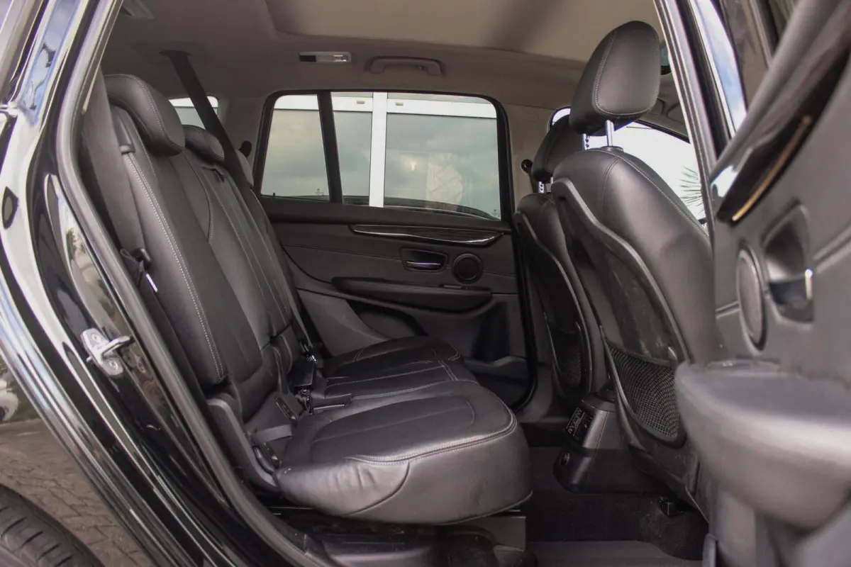 220i Centennial Executive 7p. | Luxury Line | 2e eigenaar | Camera | HiFi audio | Active guard | LED | Cruise control | Stoelverwarming | Park Assistant | Navigatie
