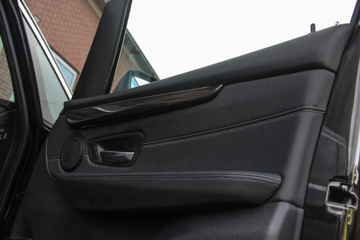 220i Centennial Executive 7p. | Luxury Line | 2e eigenaar | Camera | HiFi audio | Active guard | LED | Cruise control | Stoelverwarming | Park Assistant | Navigatie