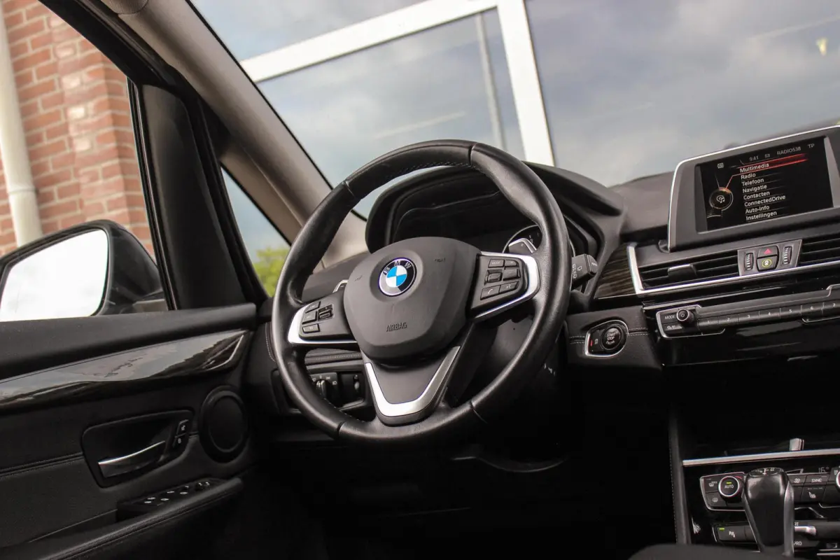 220i Centennial Executive 7p. | Luxury Line | 2e eigenaar | Camera | HiFi audio | Active guard | LED | Cruise control | Stoelverwarming | Park Assistant | Navigatie