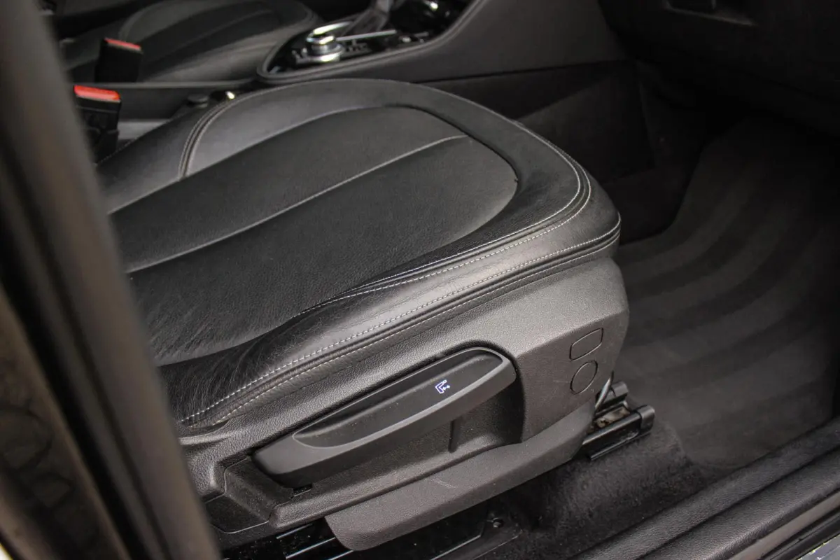 220i Centennial Executive 7p. | Luxury Line | 2e eigenaar | Camera | HiFi audio | Active guard | LED | Cruise control | Stoelverwarming | Park Assistant | Navigatie