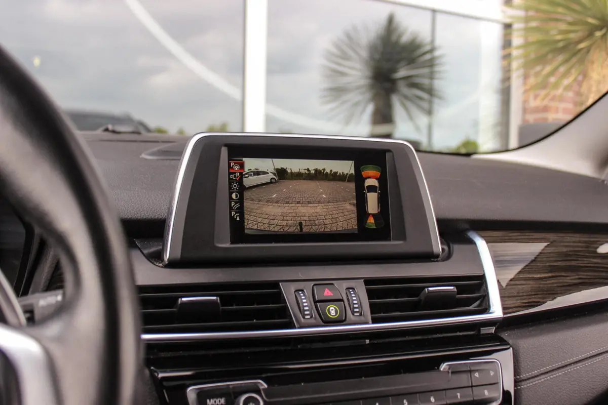 220i Centennial Executive 7p. | Luxury Line | 2e eigenaar | Camera | HiFi audio | Active guard | LED | Cruise control | Stoelverwarming | Park Assistant | Navigatie