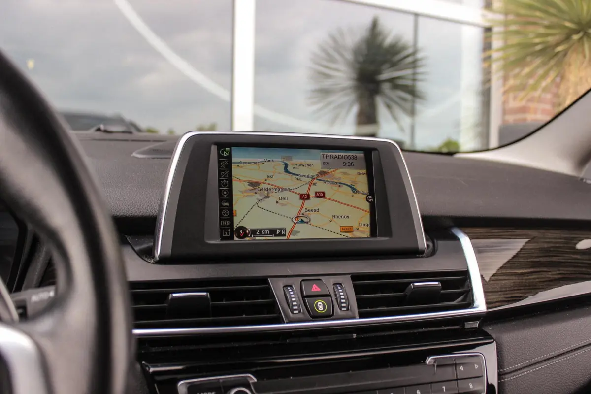 220i Centennial Executive 7p. | Luxury Line | 2e eigenaar | Camera | HiFi audio | Active guard | LED | Cruise control | Stoelverwarming | Park Assistant | Navigatie