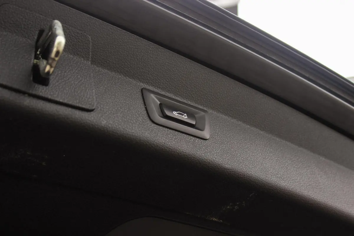 220i Centennial Executive 7p. | Luxury Line | 2e eigenaar | Camera | HiFi audio | Active guard | LED | Cruise control | Stoelverwarming | Park Assistant | Navigatie