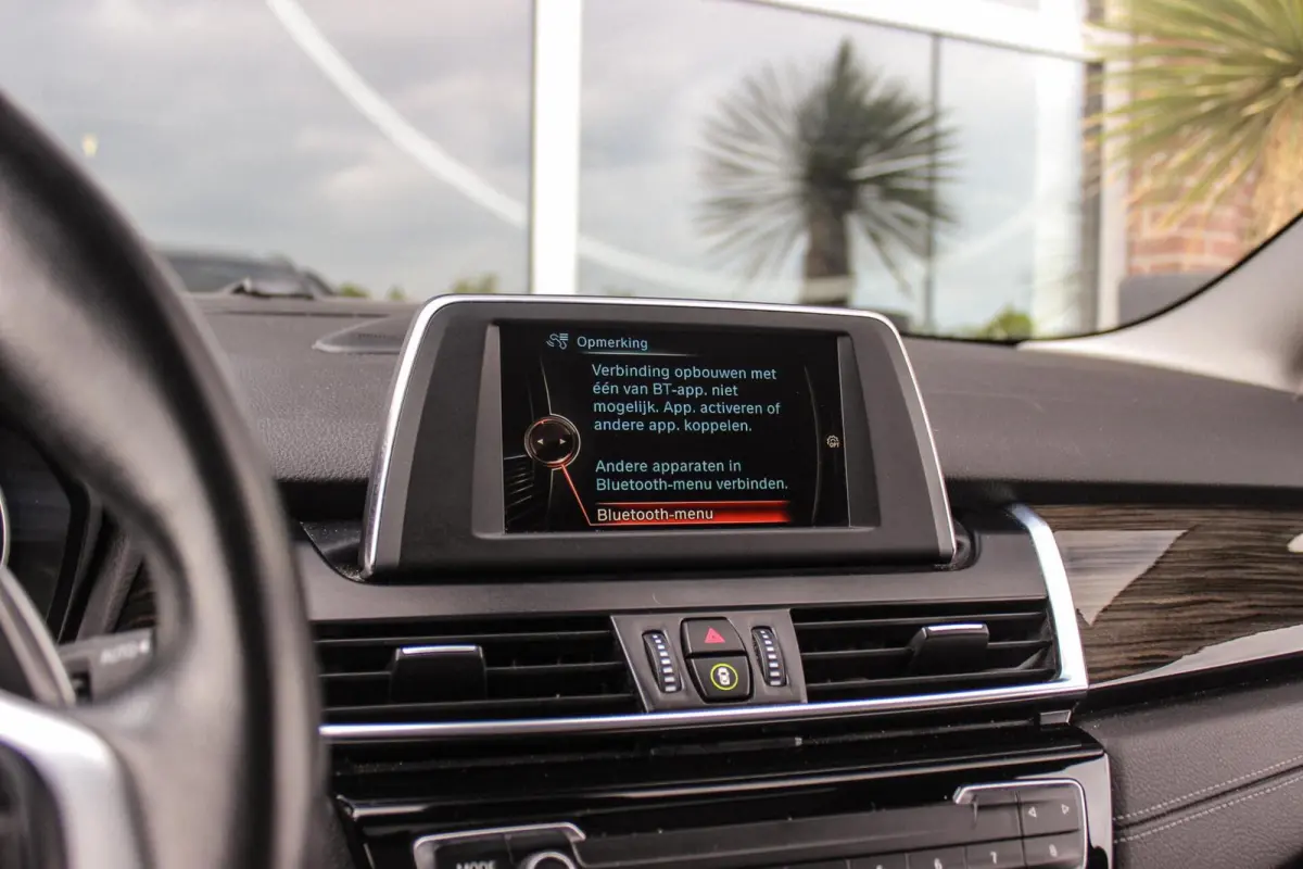 220i Centennial Executive 7p. | Luxury Line | 2e eigenaar | Camera | HiFi audio | Active guard | LED | Cruise control | Stoelverwarming | Park Assistant | Navigatie
