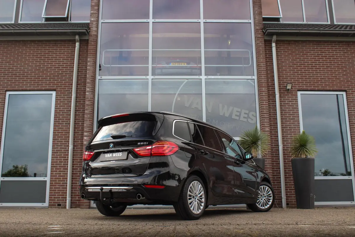 220i Centennial Executive 7p. | Luxury Line | 2e eigenaar | Camera | HiFi audio | Active guard | LED | Cruise control | Stoelverwarming | Park Assistant | Navigatie