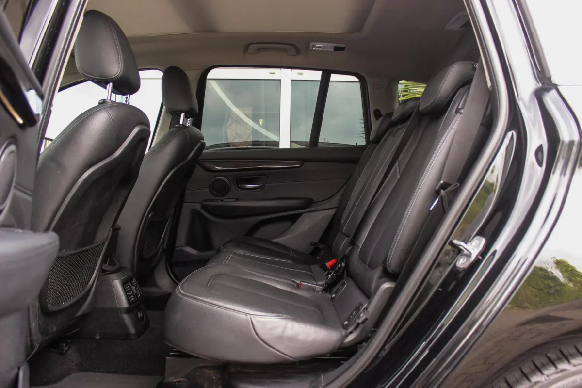 220i Centennial Executive 7p. | Luxury Line | 2e eigenaar | Camera | HiFi audio | Active guard | LED | Cruise control | Stoelverwarming | Park Assistant | Navigatie