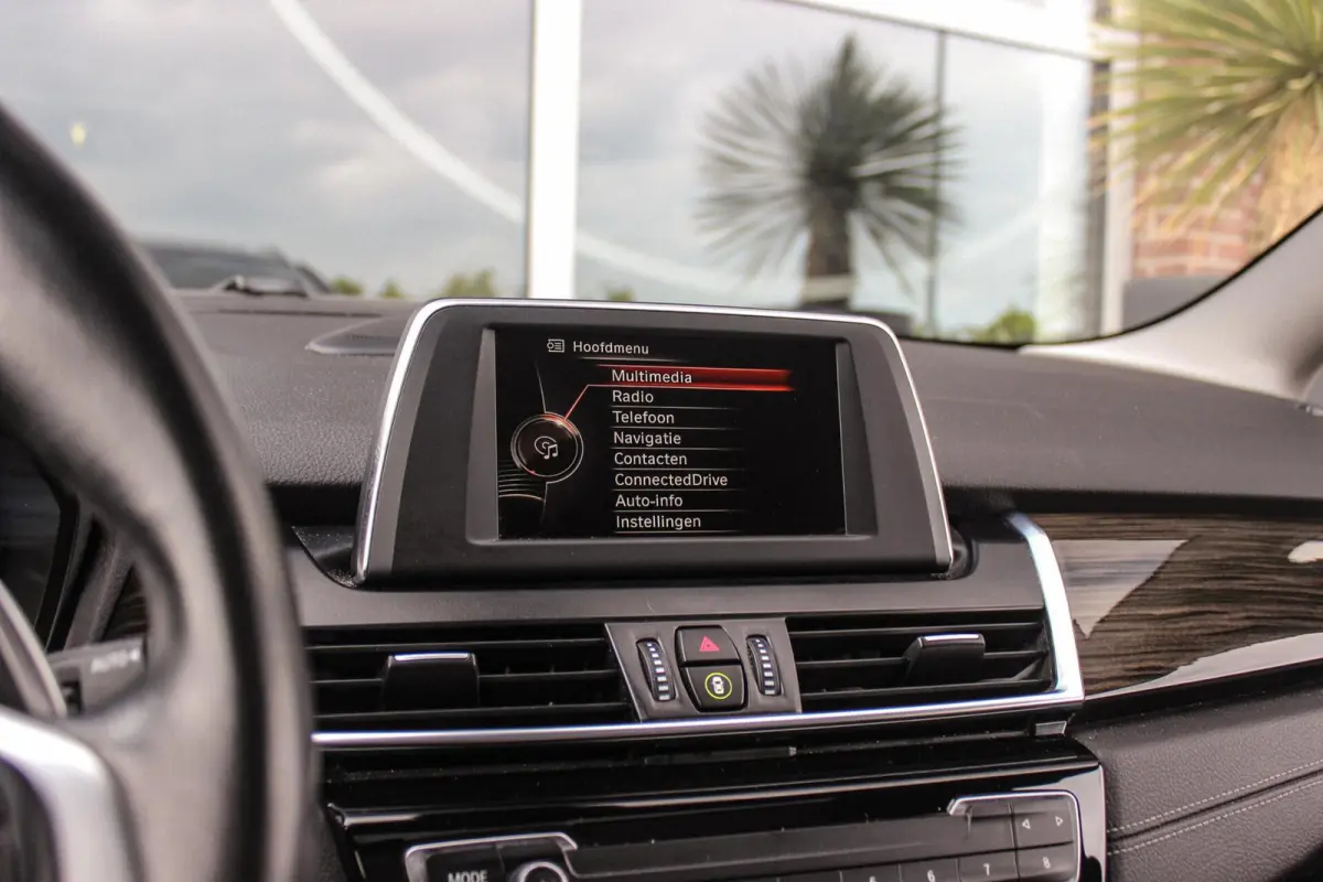 220i Centennial Executive 7p. | Luxury Line | 2e eigenaar | Camera | HiFi audio | Active guard | LED | Cruise control | Stoelverwarming | Park Assistant | Navigatie