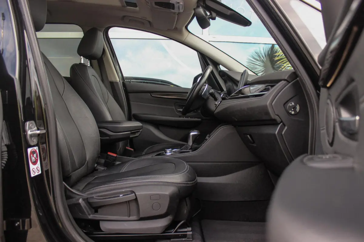 220i Centennial Executive 7p. | Luxury Line | 2e eigenaar | Camera | HiFi audio | Active guard | LED | Cruise control | Stoelverwarming | Park Assistant | Navigatie