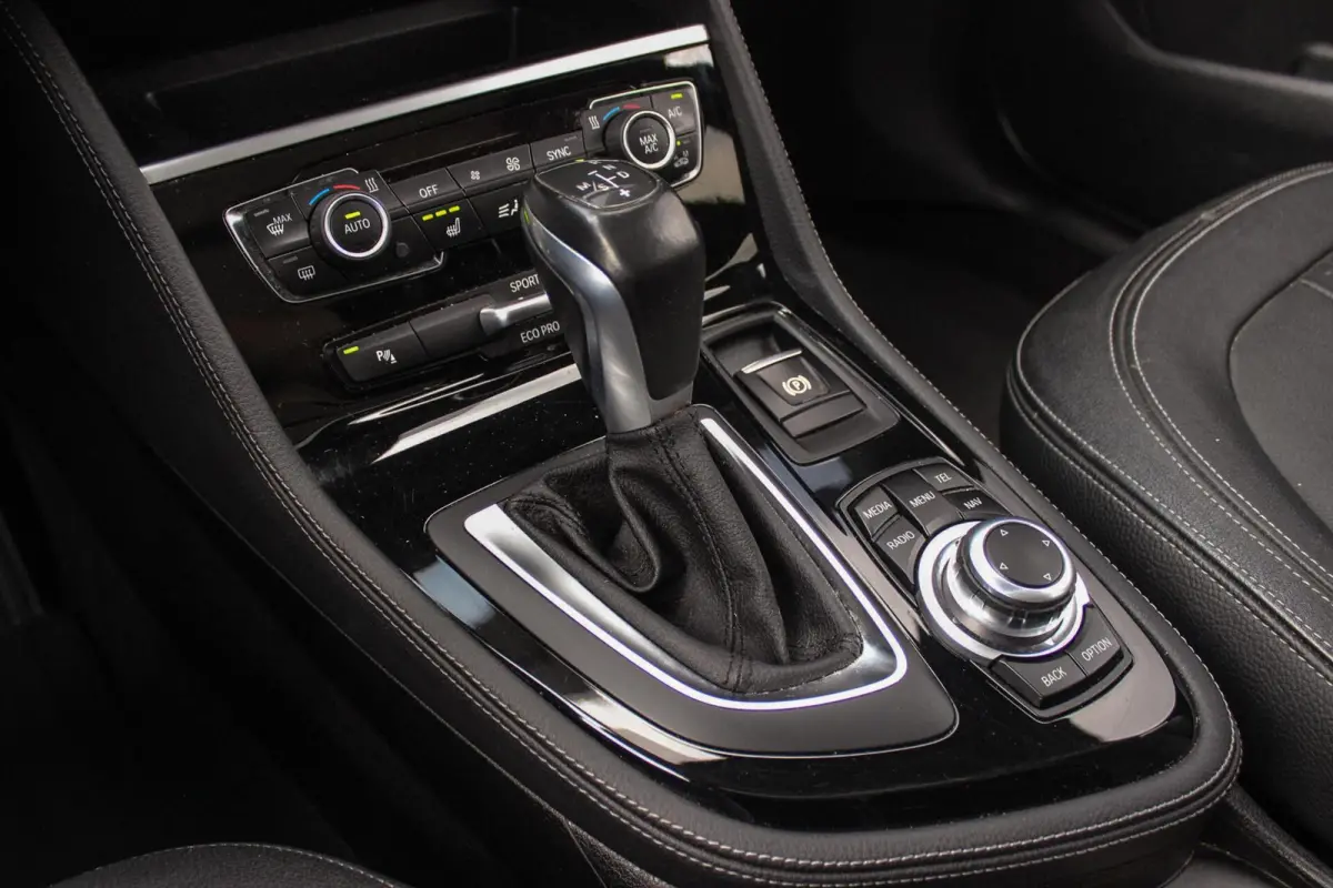 220i Centennial Executive 7p. | Luxury Line | 2e eigenaar | Camera | HiFi audio | Active guard | LED | Cruise control | Stoelverwarming | Park Assistant | Navigatie
