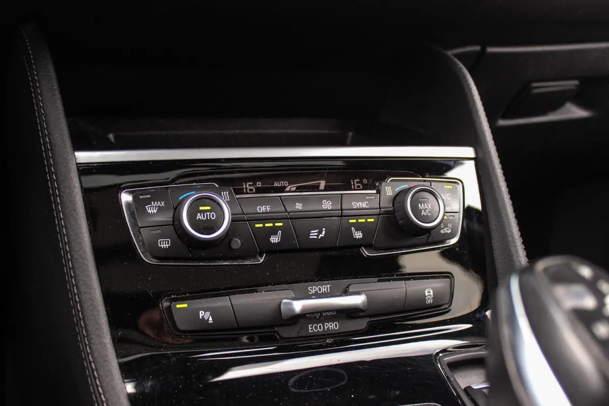 220i Centennial Executive 7p. | Luxury Line | 2e eigenaar | Camera | HiFi audio | Active guard | LED | Cruise control | Stoelverwarming | Park Assistant | Navigatie