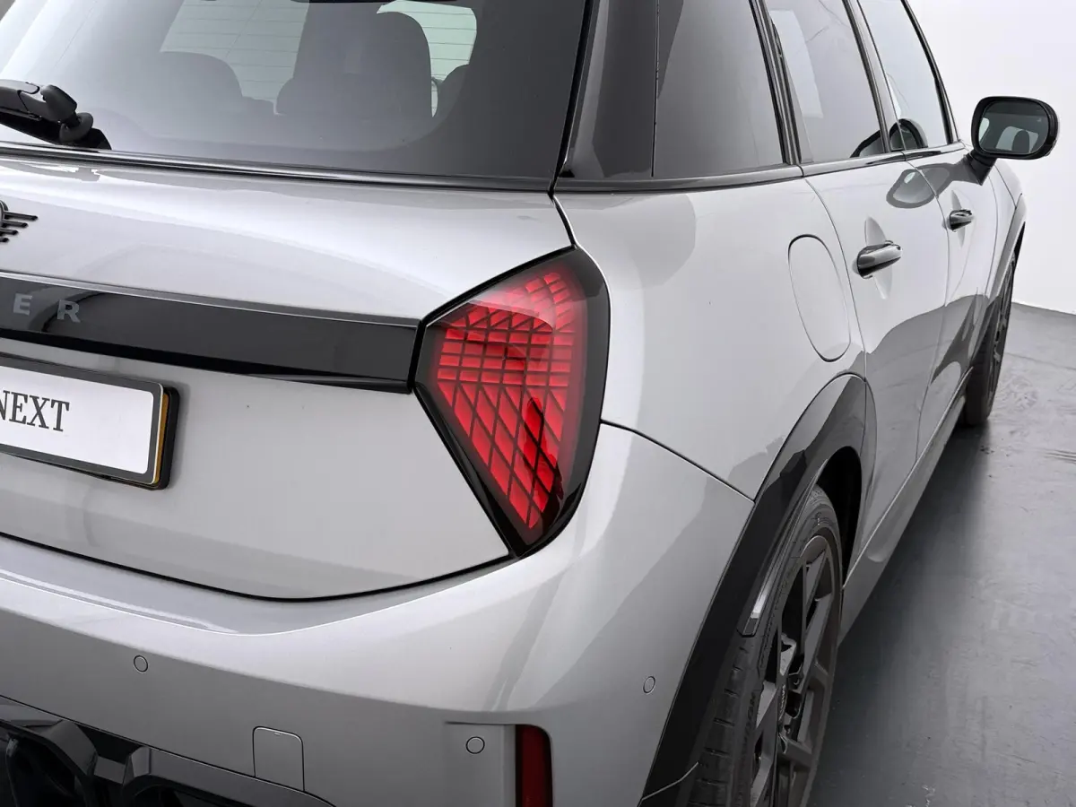 Cooper C John Cooper Works | Pakket-XL | Stuur- stoelverwarming | Panoramadak | 360 graden camera | Head-Up | Elektrische stoelen |