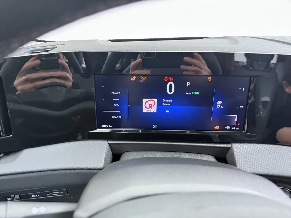 54 kWh Edition / Navigatie / Parkeersensoren / Carplay / ECC / 18'' LMV