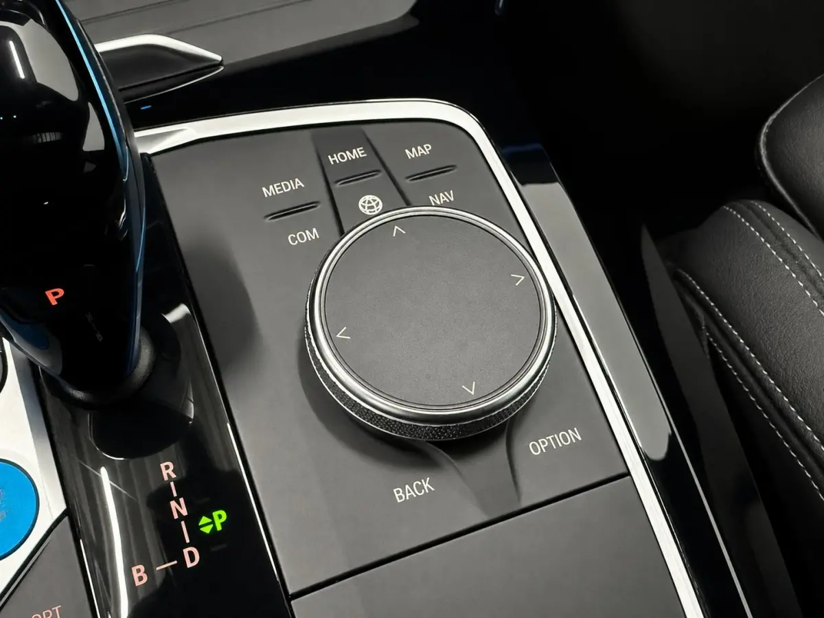 High Executive M Sport 80 kWh Panoramadak Driving Adaptive Cryuise Control Leder Assistant Professional Camera Adaptief LED Shadow Line Stoelverwarming