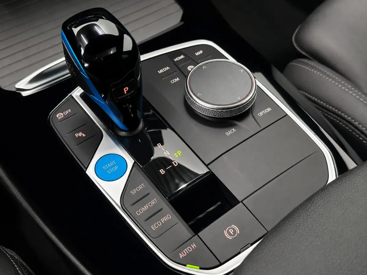 High Executive M Sport 80 kWh Panoramadak Driving Adaptive Cryuise Control Leder Assistant Professional Camera Adaptief LED Shadow Line Stoelverwarming