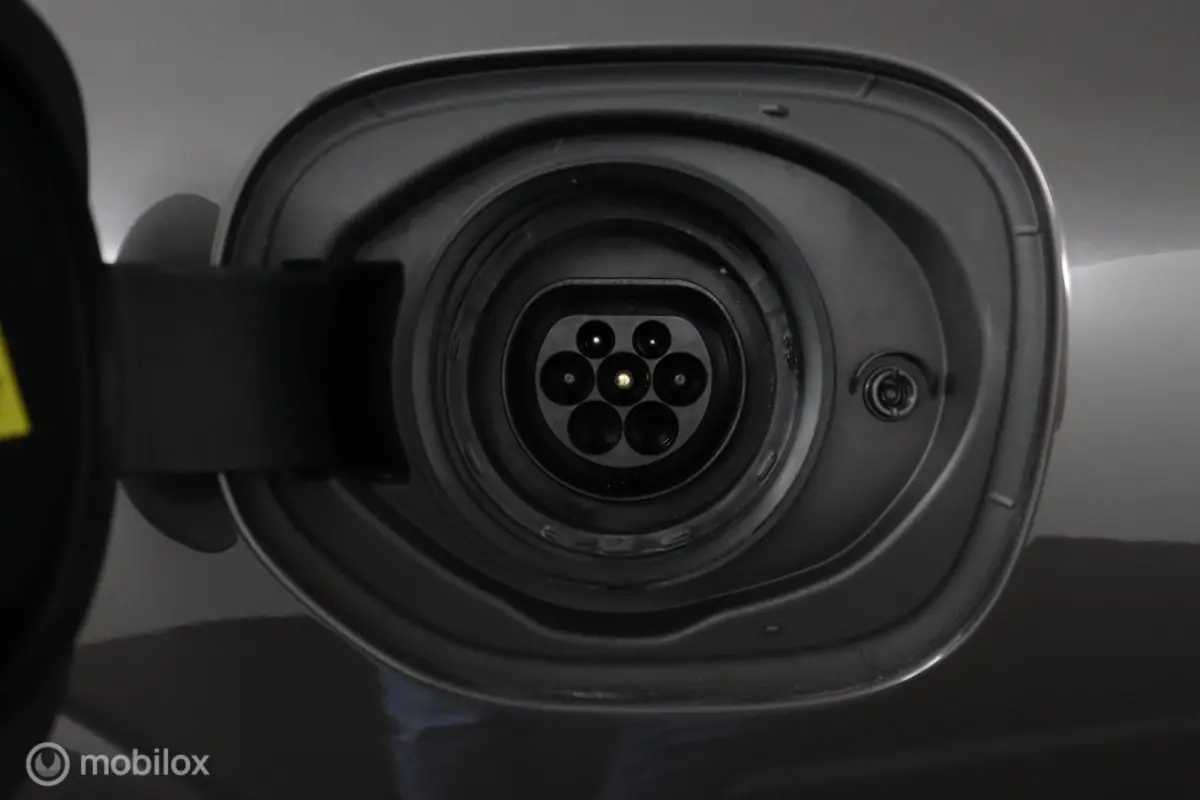 2.0 T8 Plug-in hybrid AWD R-Design | Luchtvering | Adaptive Cruise | Trekhaak | Bowers & Wilkins | SOH 94.97% | Head Up | Standkachel