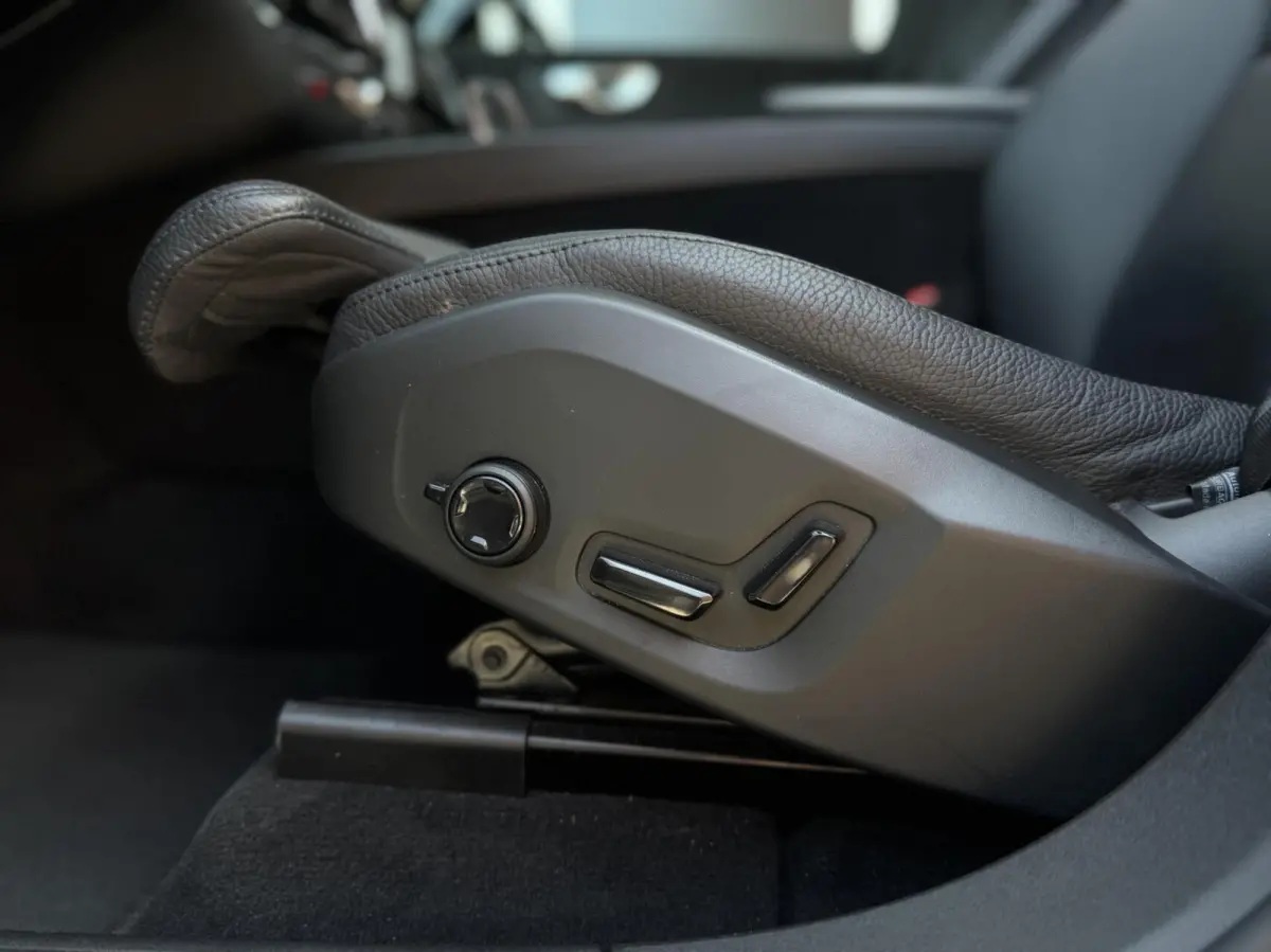 T6 Plug-in hybrid AWD Plus Dark | Longe Range | 21 inch | Panoramadak | Adaptieve Cruise Control | Standkachel | Elektrisch verstelbare stoelen | Stoel-/ stuurverwarming | Google OS