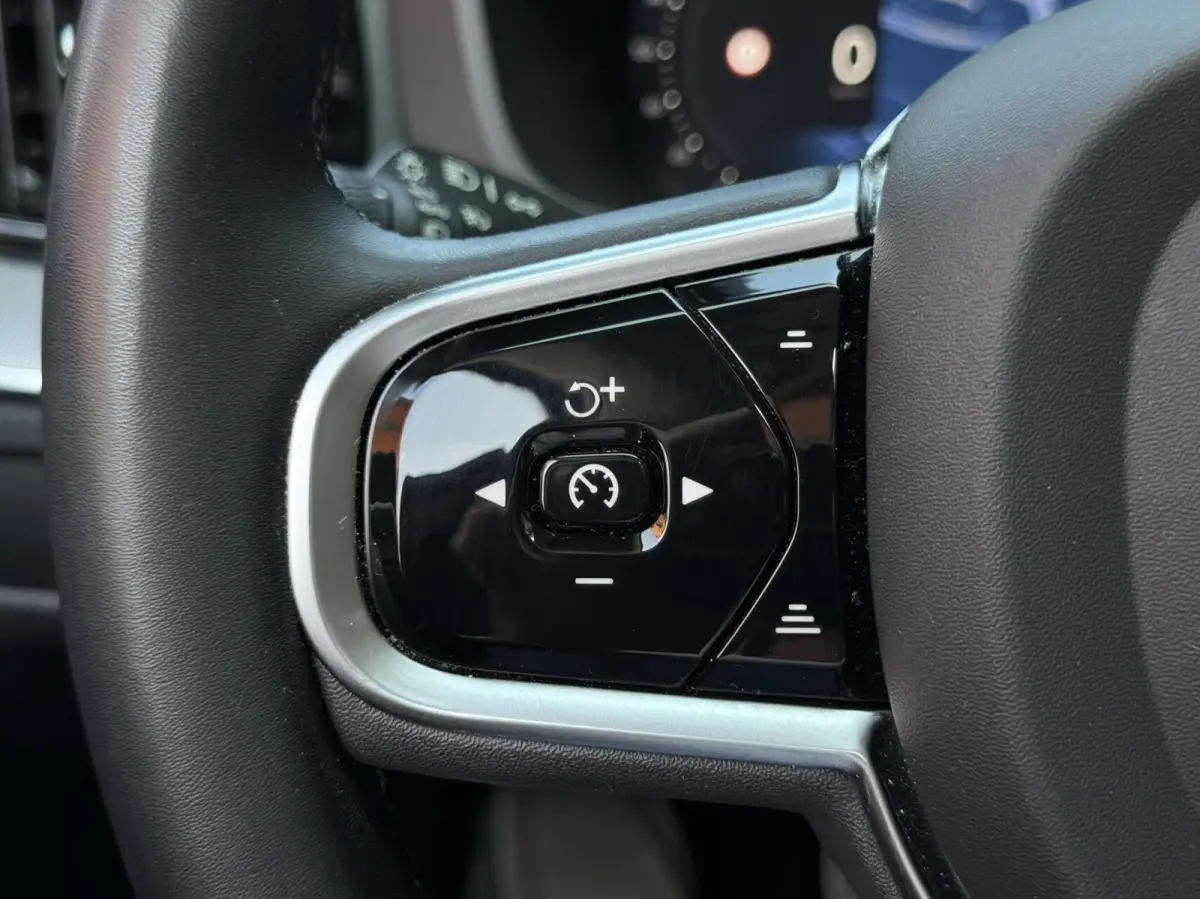 T6 Plug-in hybrid AWD Plus Dark | Longe Range | 21 inch | Panoramadak | Adaptieve Cruise Control | Standkachel | Elektrisch verstelbare stoelen | Stoel-/ stuurverwarming | Google OS