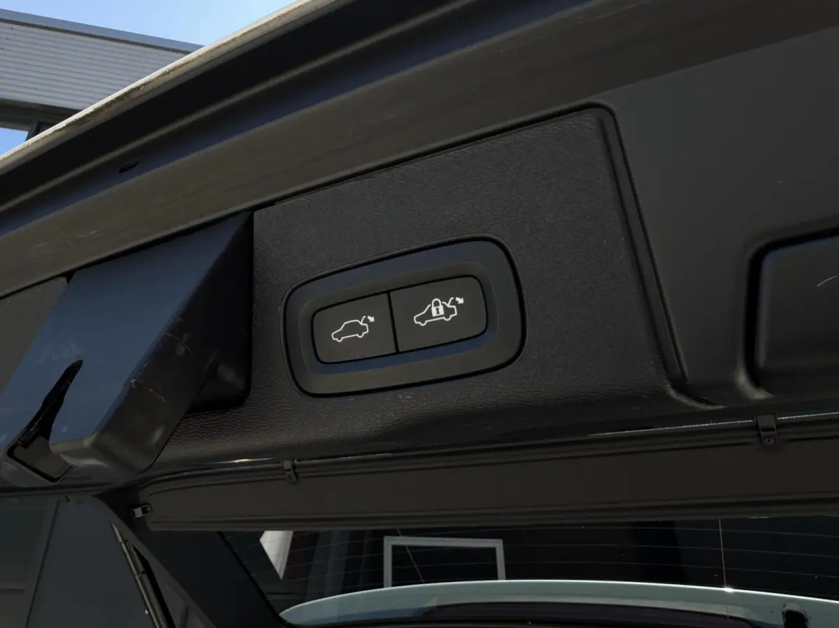 T6 Plug-in hybrid AWD Plus Dark | Longe Range | 21 inch | Panoramadak | Adaptieve Cruise Control | Standkachel | Elektrisch verstelbare stoelen | Stoel-/ stuurverwarming | Google OS