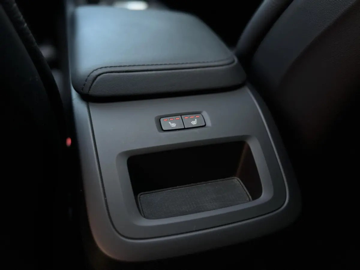 T6 Plug-in hybrid AWD Plus Dark | Longe Range | 21 inch | Panoramadak | Adaptieve Cruise Control | Standkachel | Elektrisch verstelbare stoelen | Stoel-/ stuurverwarming | Google OS