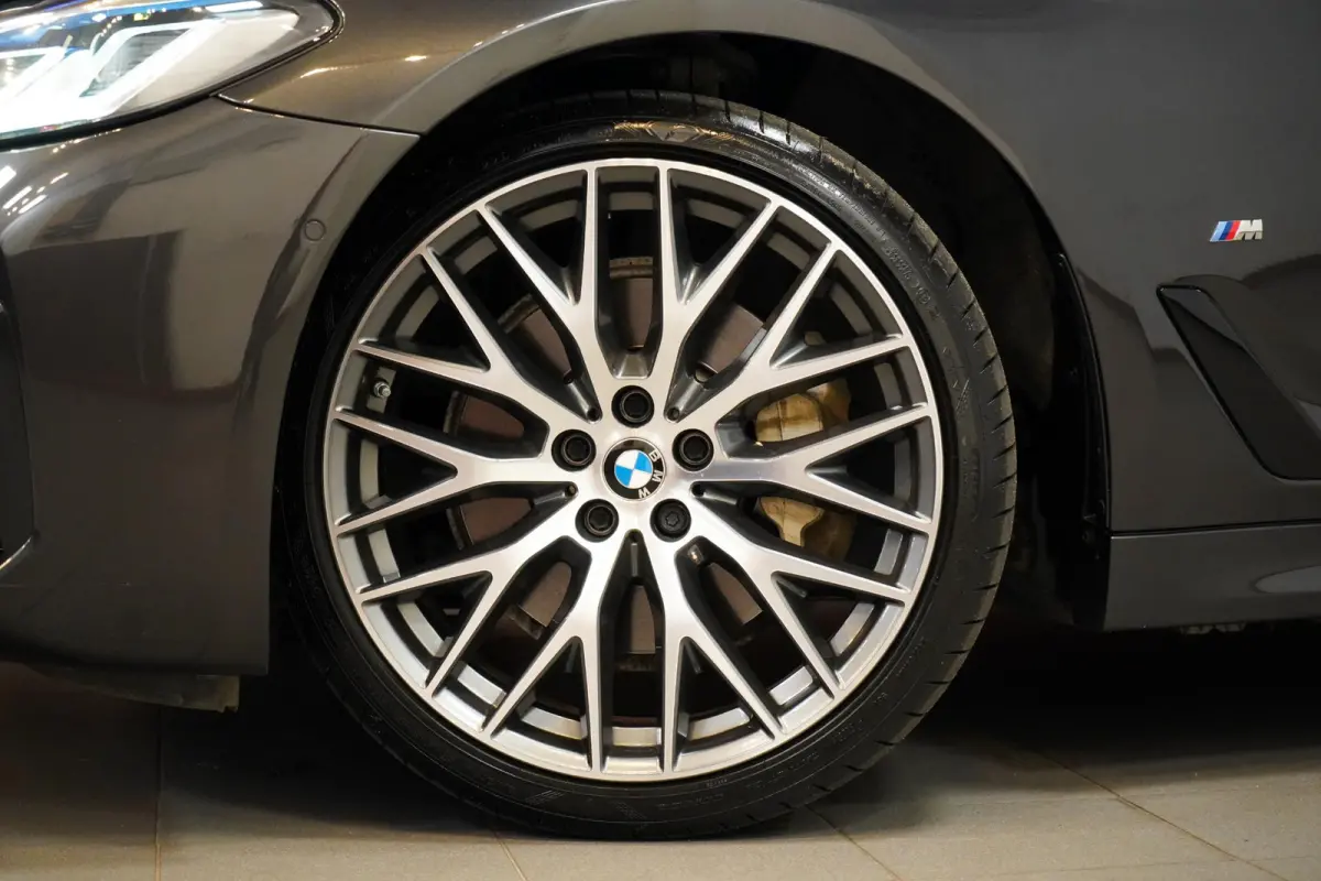 530i M-Sport M Sport|Pano|Leder|HUD|Dealer onderhouden