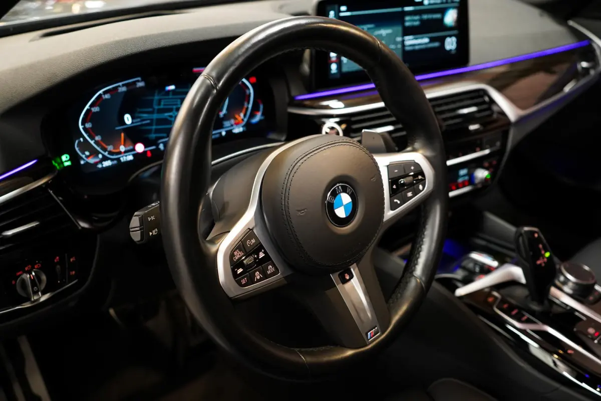 530i M-Sport M Sport|Pano|Leder|HUD|Dealer onderhouden