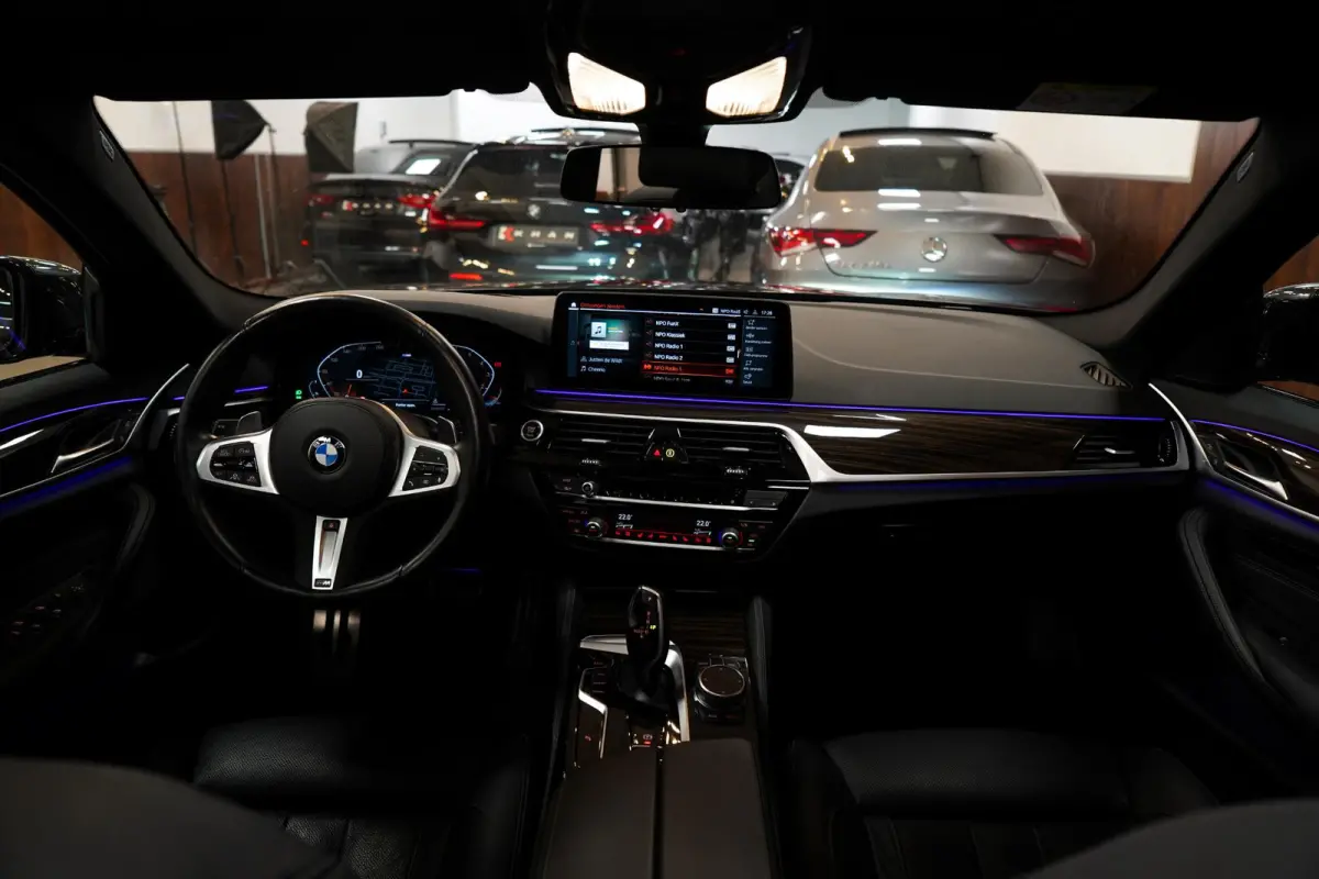 530i M-Sport M Sport|Pano|Leder|HUD|Dealer onderhouden