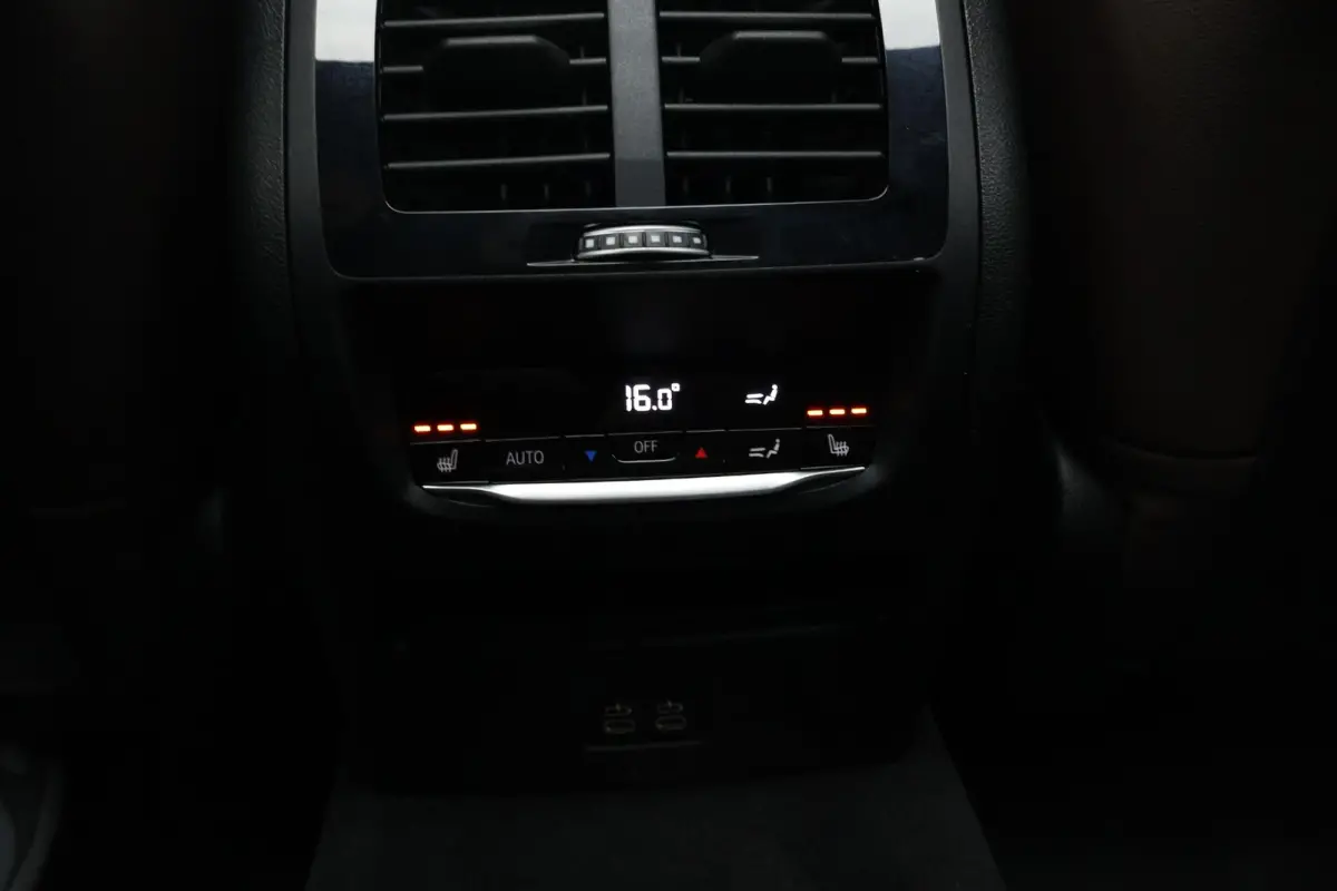 M40i High Executive | Panorama Dak | trekhaak | Elektr. Stoelen | Laserlight | Driving Assistant Professional | Harman Kardon | Verwarmde Stoelen Voor/Achter | Verwarmd Stuurwiel | Head-Up |