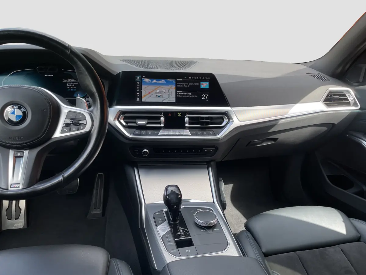 Touring 330e 292pk M-Sport | Pano | Trekhaak | Adap. Cruise | HUD | Stoelverwarming | BLIS |