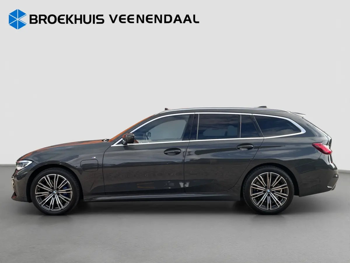 Touring 330e 292pk M-Sport | Pano | Trekhaak | Adap. Cruise | HUD | Stoelverwarming | BLIS |