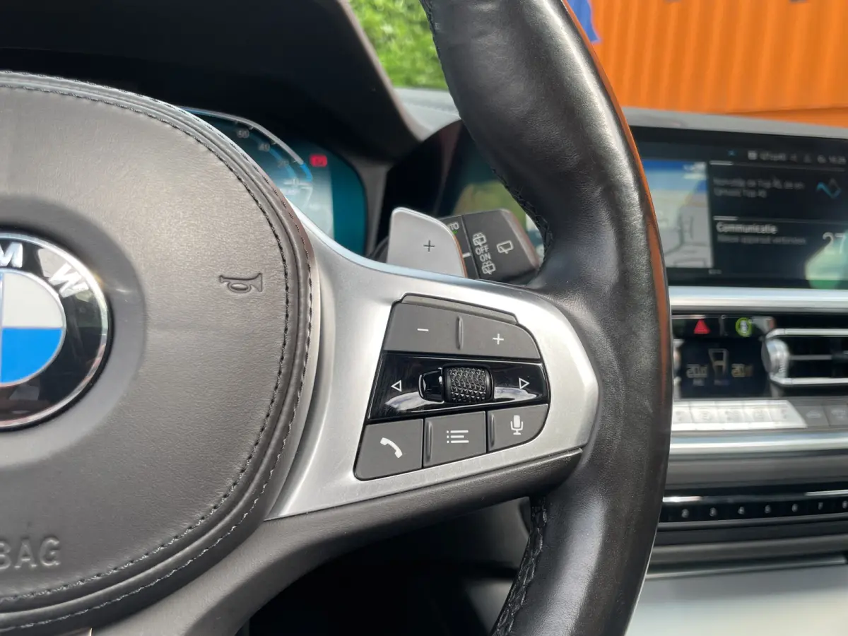 Touring 330e 292pk M-Sport | Pano | Trekhaak | Adap. Cruise | HUD | Stoelverwarming | BLIS |