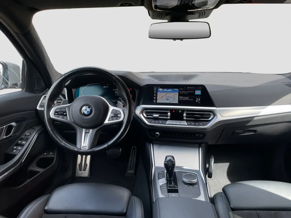 Touring 330e 292pk M-Sport | Pano | Trekhaak | Adap. Cruise | HUD | Stoelverwarming | BLIS |