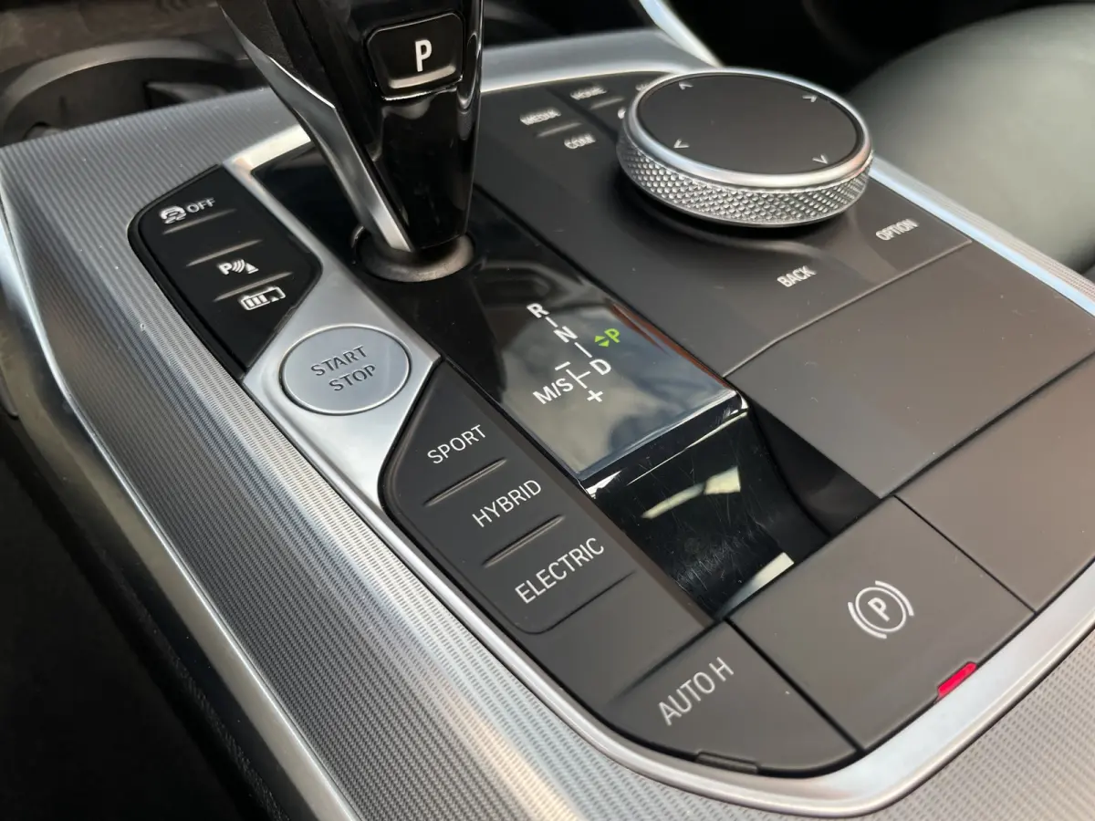 Touring 330e 292pk M-Sport | Pano | Trekhaak | Adap. Cruise | HUD | Stoelverwarming | BLIS |