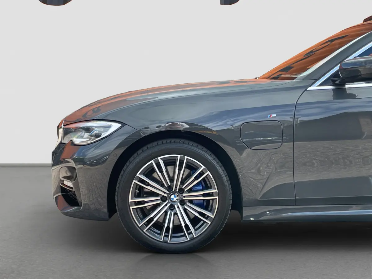 Touring 330e 292pk M-Sport | Pano | Trekhaak | Adap. Cruise | HUD | Stoelverwarming | BLIS |