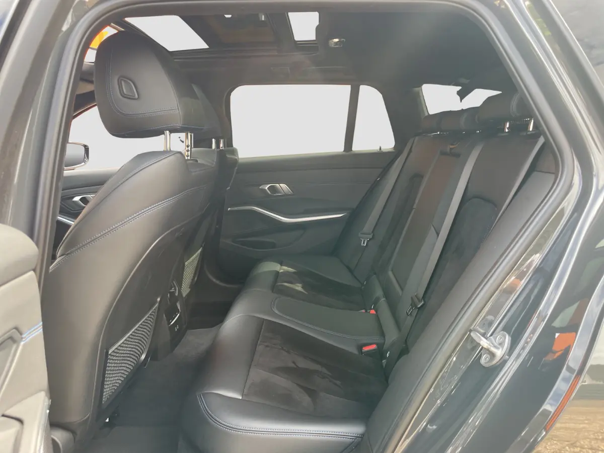 Touring 330e 292pk M-Sport | Pano | Trekhaak | Adap. Cruise | HUD | Stoelverwarming | BLIS |