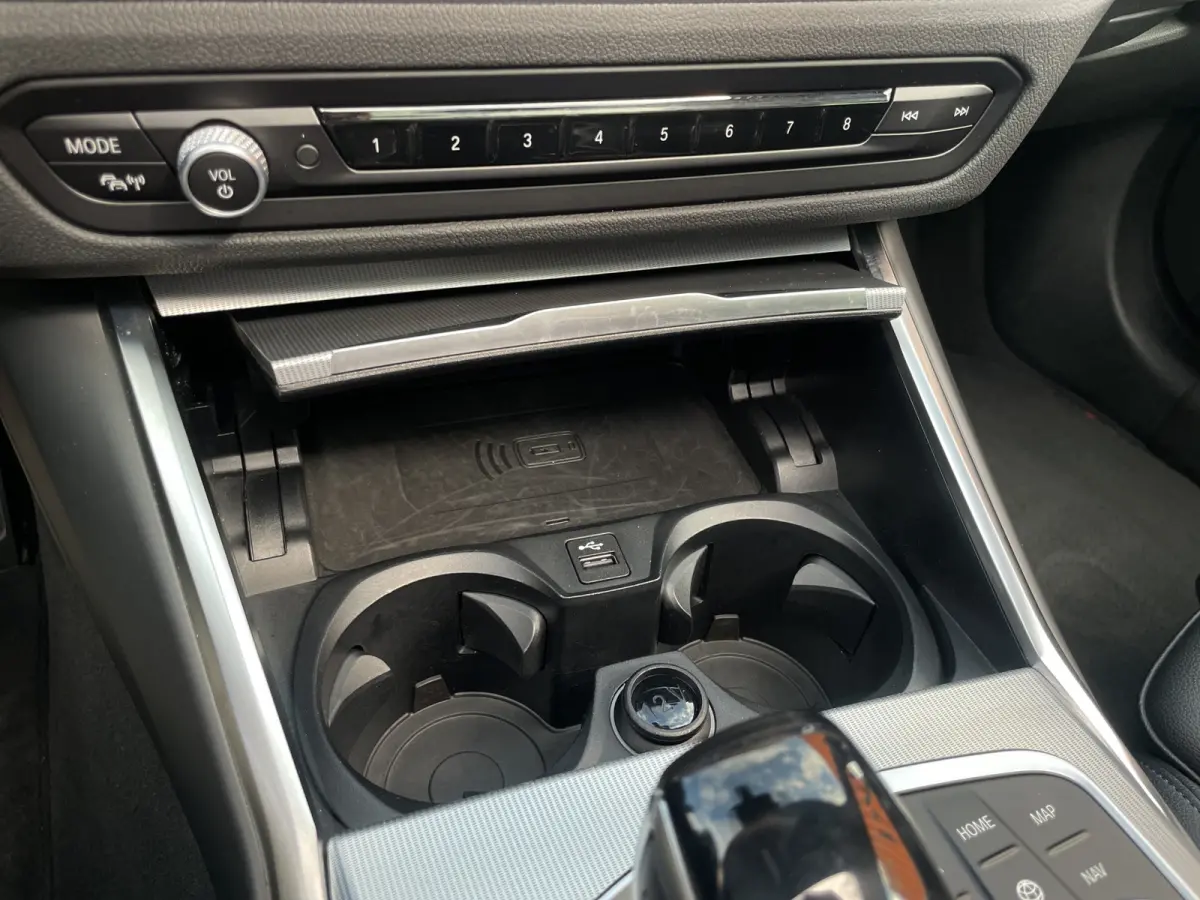 Touring 330e 292pk M-Sport | Pano | Trekhaak | Adap. Cruise | HUD | Stoelverwarming | BLIS |